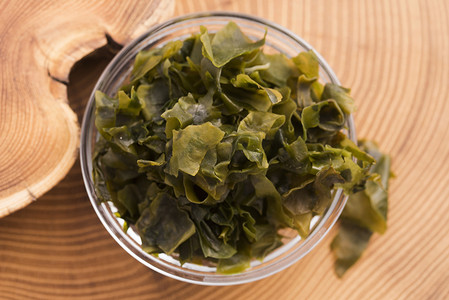 日本酵素摄影照片_浸泡的裙带菜海藻，日本料理
