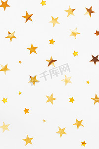 假日背景与金色的星星五彩纸屑。