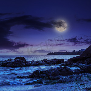 夜间海浪拍打巨石