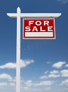 在蓝天白云上的右侧出售房地产标志