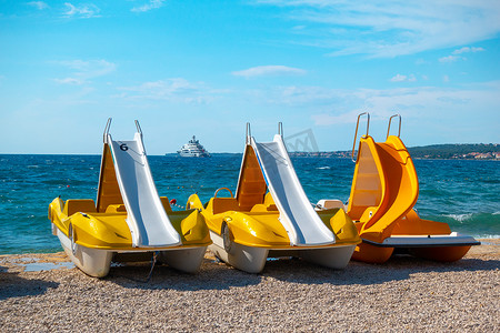 五颜六色的脚踏船，海滩上的黄色脚踏船