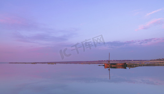 柯柯盐湖摄影照片_日落时的盐湖全景