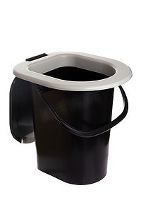 白色隔离背景上带盖子的塑料便携式桶式马桶，便携式马桶
