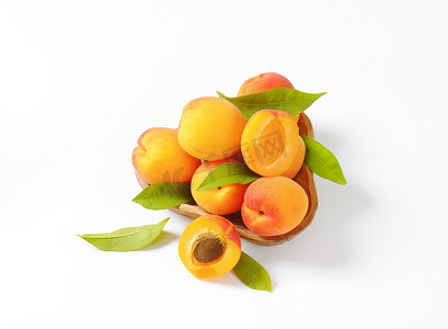 甘美的摄影照片_带叶子的成熟杏子