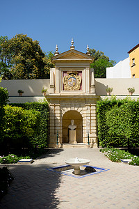 西班牙塞维利亚 — 6 月 19 日：阿尔卡萨花园的喷泉，