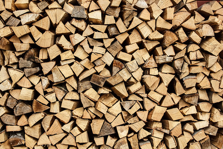 一堆切好的木柴