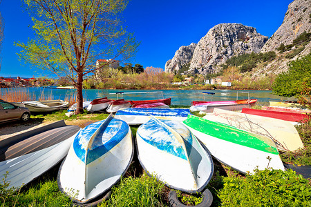 采蒂纳河景 Omis 镇船