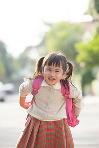 亚洲学生背着书包带着笑脸幸福