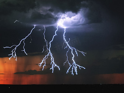 暴雨摄影照片_天空中的闪电。