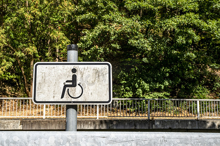 轮椅图标摄影照片_带轮椅的肮脏障碍标志