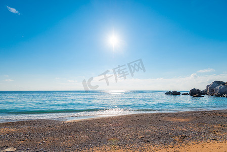 清澈大海摄影照片_明亮的正午阳光洒在清澈的海水上，可以看到地平线。