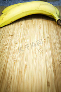 木板上各种未剥皮的香蕉