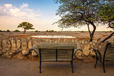 纳米比亚埃托沙国家公园 Okaukuejo 营地水坑的长凳
