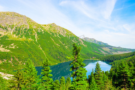 从 Z 山看波兰风景如画的 Morskie Oko 湖