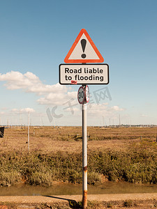 三角形感叹号摄影照片_码头道路标志红色三角形感叹号道路容易被洪水淹没
