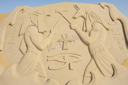 沙雕表情摄影照片_埃及象形文字雕刻大型沙雕