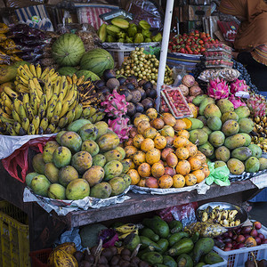 印度尼西亚巴厘岛村庄的露天水果市场。