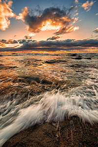 蓝色场景俯视摄影照片_在俯视太平洋的一个美丽的俄勒冈海滩的日落