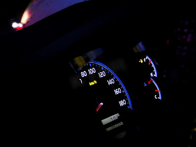 汽车仪表板的灯在夜间显示详细信息