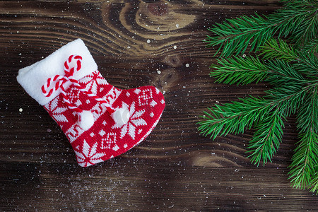 圣诞树枝和红色针织长袜的组成
