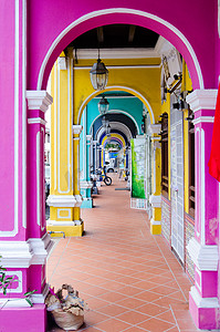 彩色建筑摄影照片_彩色建筑狭窄的街道