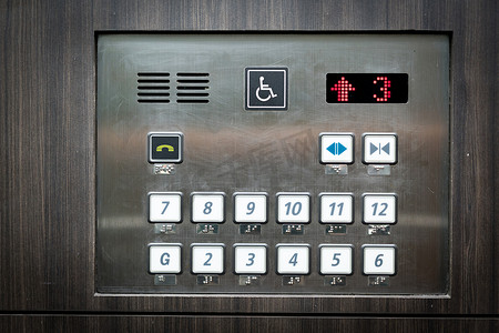 医院电梯摄影照片_残疾人标志在电梯