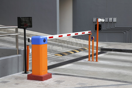 撤销营业执照摄影照片_带 RFID 卡分配器系统的自动道闸门，用于停车场。