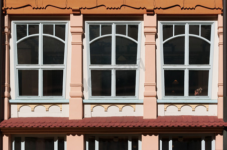 历史建筑上的旧窗户。