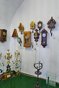 很多不同的古老挂钟，布谷鸟，非常漂亮的复古内饰