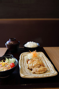 古代烧饭摄影照片_鸡肉照烧饭