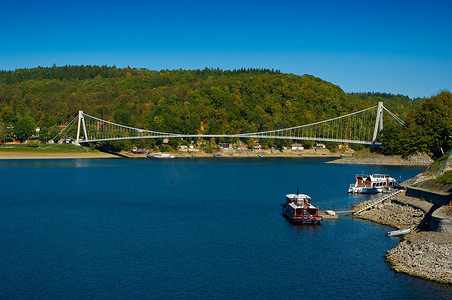 横跨小河的桥，Vranov 坝。