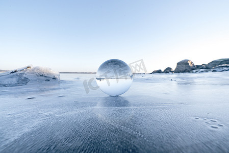 结冰的湖面上冰上优雅的玻璃球