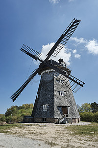 农业风车摄影照片_奔驰村的炮塔风车