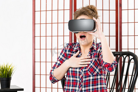 使用虚拟现实 VR 眼镜获得经验的女孩