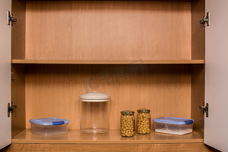 用于冠状病毒 covid-19 检疫的厨房储藏室储存很少