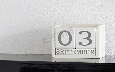 白色块日历当前日期为 3 月和 9 月