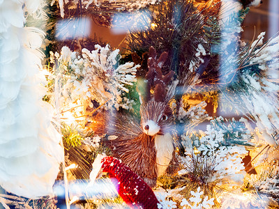 用稻草、灯泡和假雪做成的圣诞和新年装饰品。