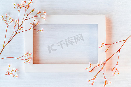 白色纹理背景上的白色木框，上面有小花 — 贺卡或邀请函的模板