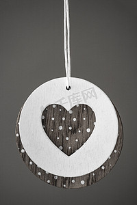 爱的心挂在木质纹理背景上，情人节贺卡概念。