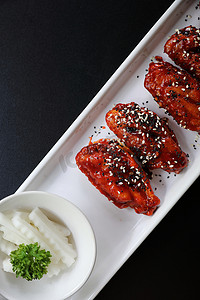 猪排韩式拌饭摄影照片_韩式炸鸡饭