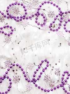 与紫罗兰色装饰、雪花和电灯泡的圣诞节和新年背景。