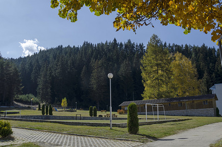 里拉山公共花园的秋季景观与天然森林和新的露天幼儿园