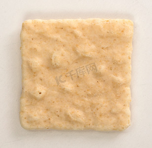 方形摄影照片_孤立的简单方形饼干