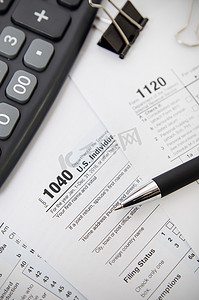 带笔和计算器的美国税表 1040