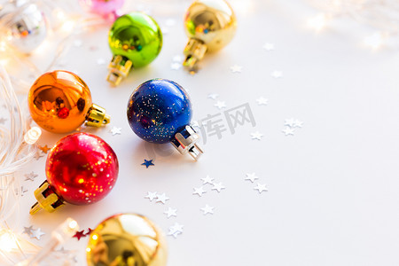 圣诞节和新年背景与五颜六色的装饰球圣诞树与灯泡和五彩纸屑。
