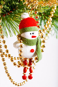 圣诞毛毡摄影照片_圣诞树上的毛毡雪人。