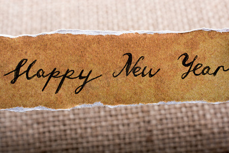 在一张被撕毁的纸写的新年快乐
