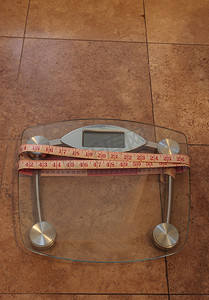 测量体重摄影照片_用卷尺测量体重