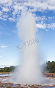 strokkur摄影照片_冰岛 Geysir 地区的 Strokkur 喷发