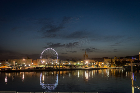 从西班牙马拉加港口欣赏马拉加市和巨轮